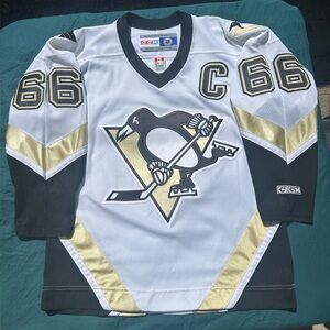 CCM Pittsburgh Penguins Mario Lemieux NHL Jersey
Size Medium